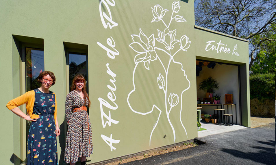 L'équipe des artistesdevant la fresque murale du magasin A Fleur de Pot à Plestin les grèves.