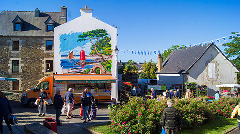 Grande fresque maritime représentant le patrimoine de Plestin-les-Grèves dans les Côtes-d'Armor. Marché du dimanche avec commerces
