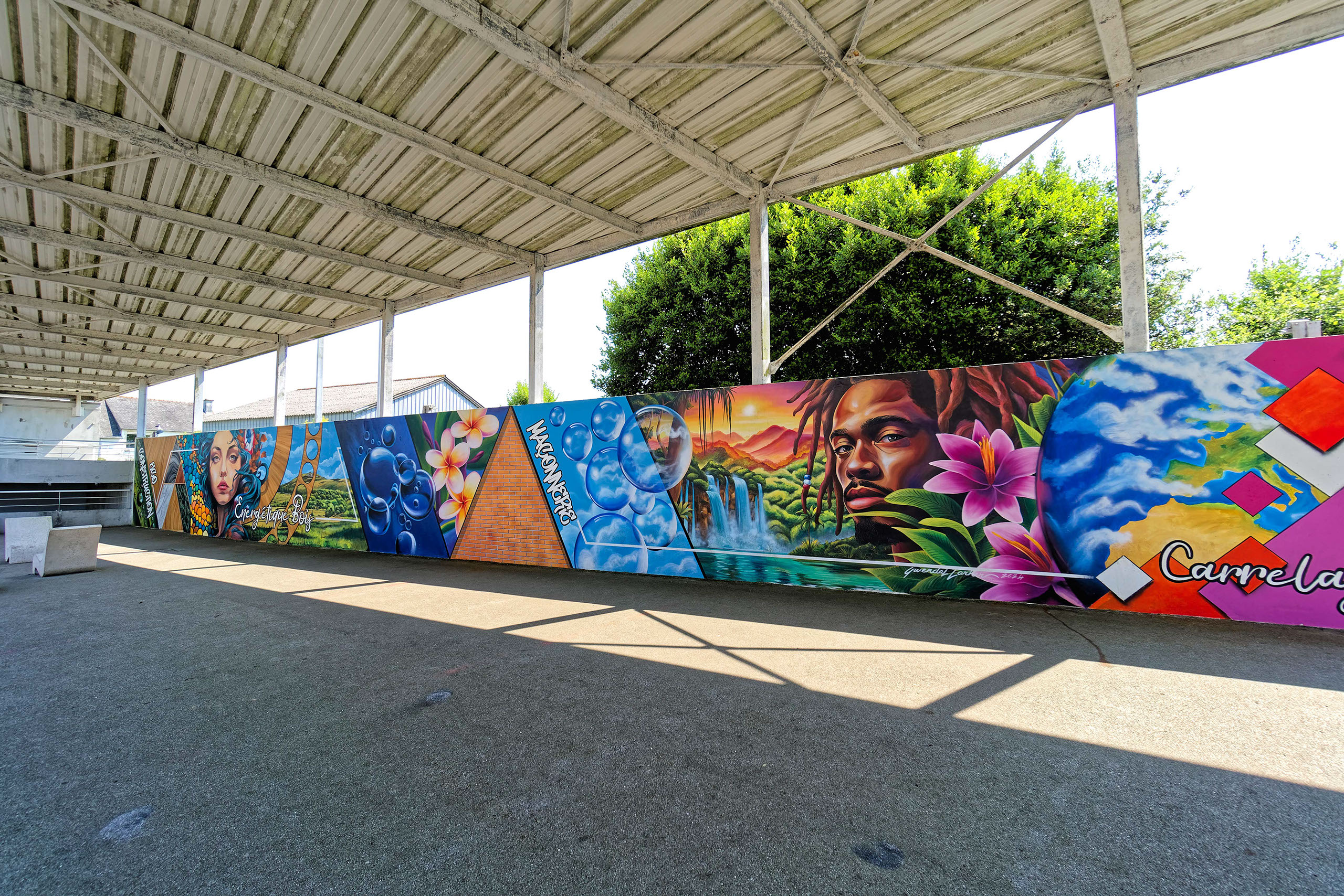 cette image représente  une fresque murale peinte en trompe-l'oeil dans une cuisine à chateau neuf du faou.