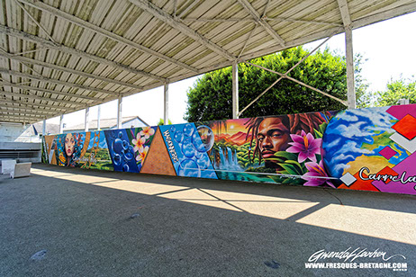 Fresque murale grand format au Lycée de Pleyben : peinture graffiti moderne et colorée pour la décoration de la cour