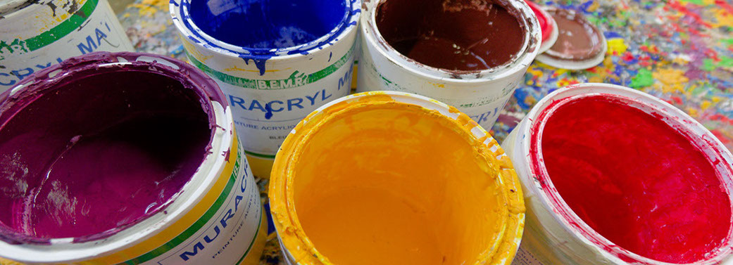 Pots de peintures et couleurs d'artiste, dans l'atelier les fresques de la baie à Morlaix