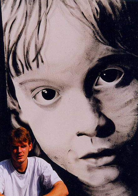 Gwendal larher devant un portrait de street art à Morlaix