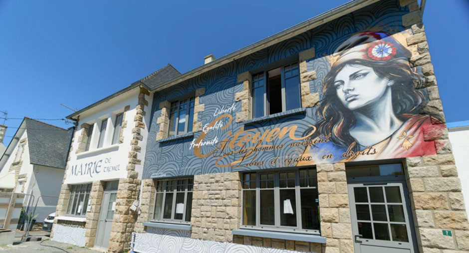 fresque murale peint sur la facade de la mairie de trémel dans les côtes d'armor-portrait en graffitis de la marianne.