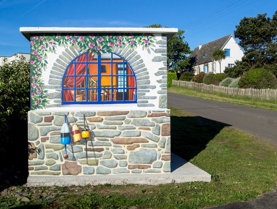 Trompe-l'oeil sur transformateur edf embellissement de la commune de Locquirec dans le Finistère