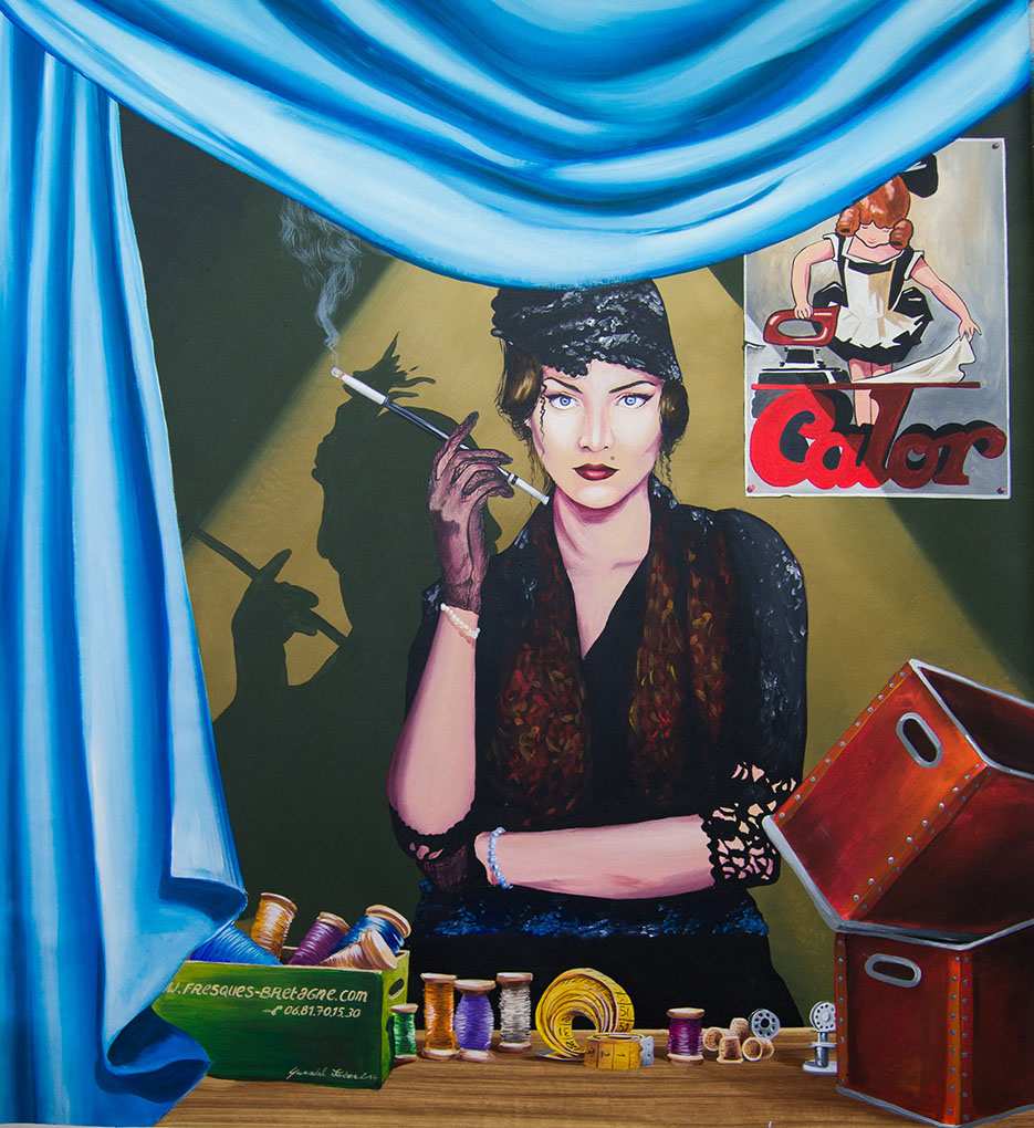 Femme fumant un cigare, magasin de couture peinture en trompe-l'oeil à Guerlesquin dans le Finistère