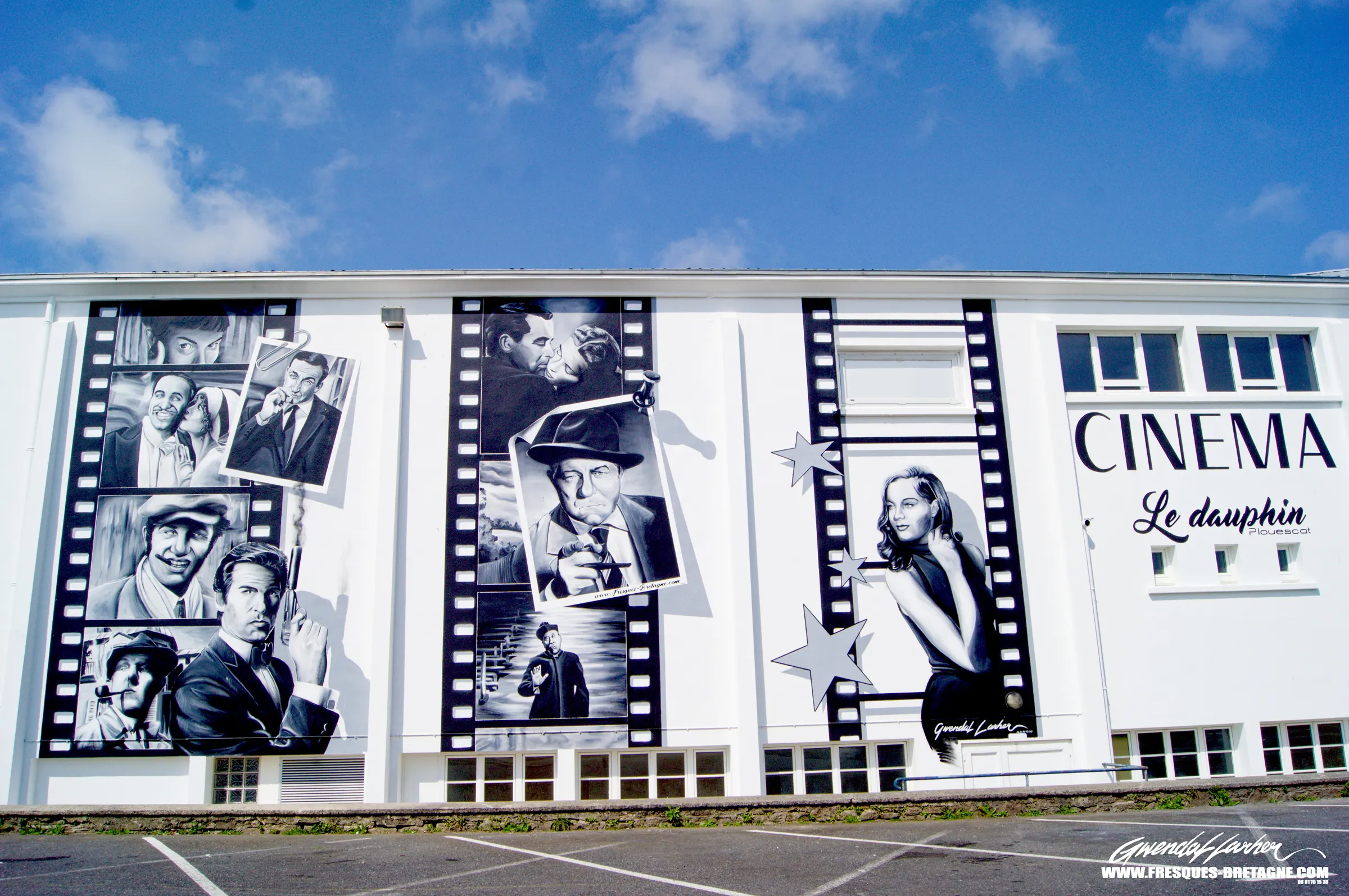 Portraits d'acteurs peints à la bombe sur la façade du cinéma Le Dauphin, Plouescat