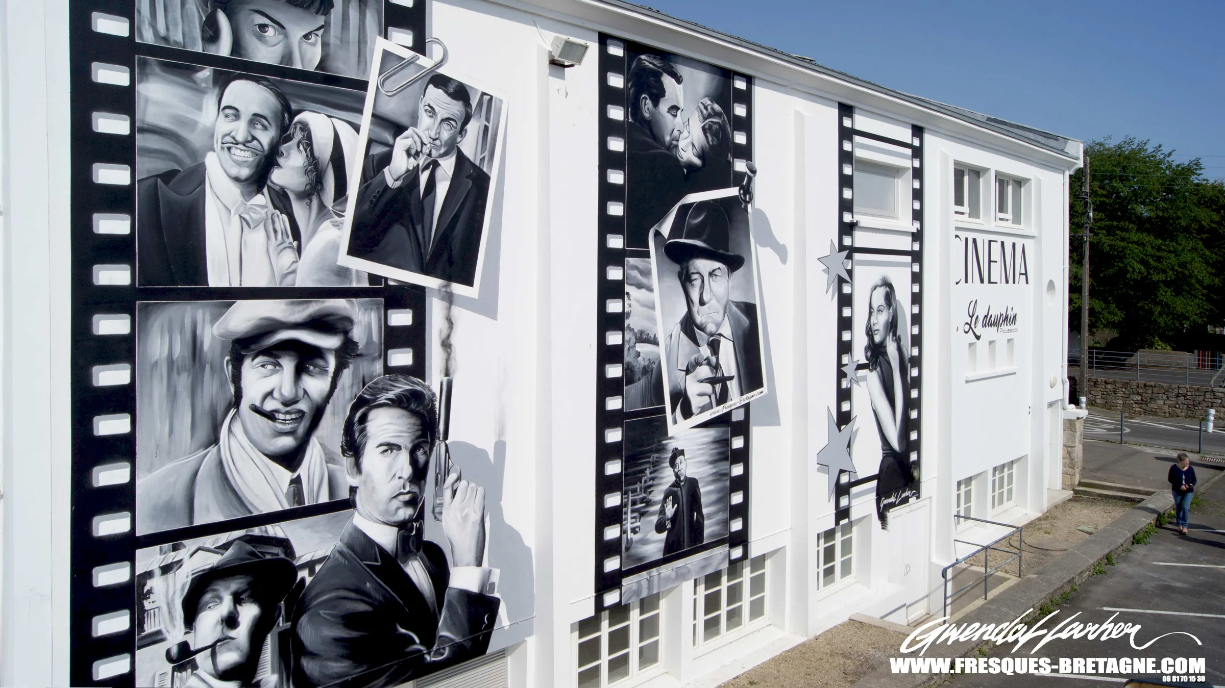 Pellicule de cinéma et portraits d'acteurs sur la façade d'une salle de cinéma, Plouescat
