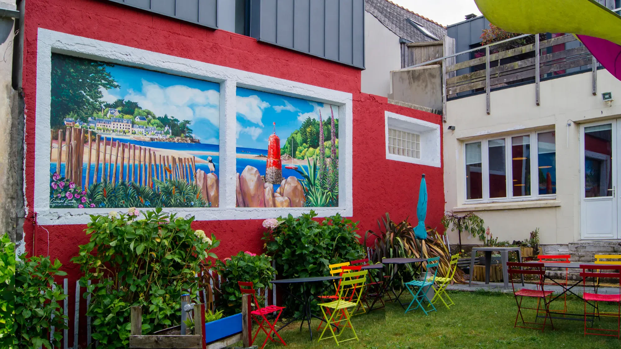Après, jardin de la crêperie Avel Zo, deux fenêtres trompe-l'œil paysage maritime, Plestin-les-Grèves
