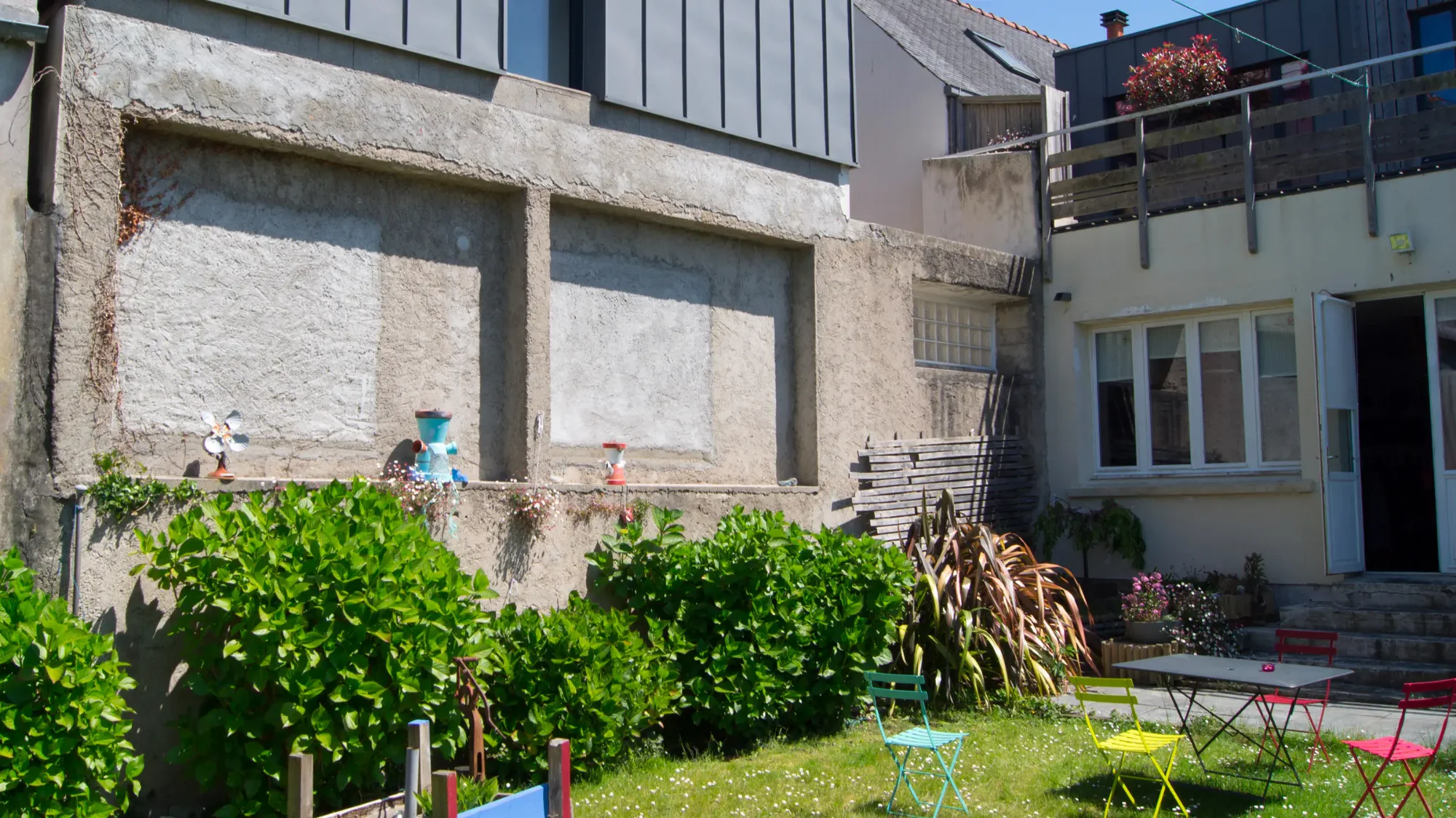 Avant, jardin d'une crêperie à Plestin-les-Grèves, mur de béton brut