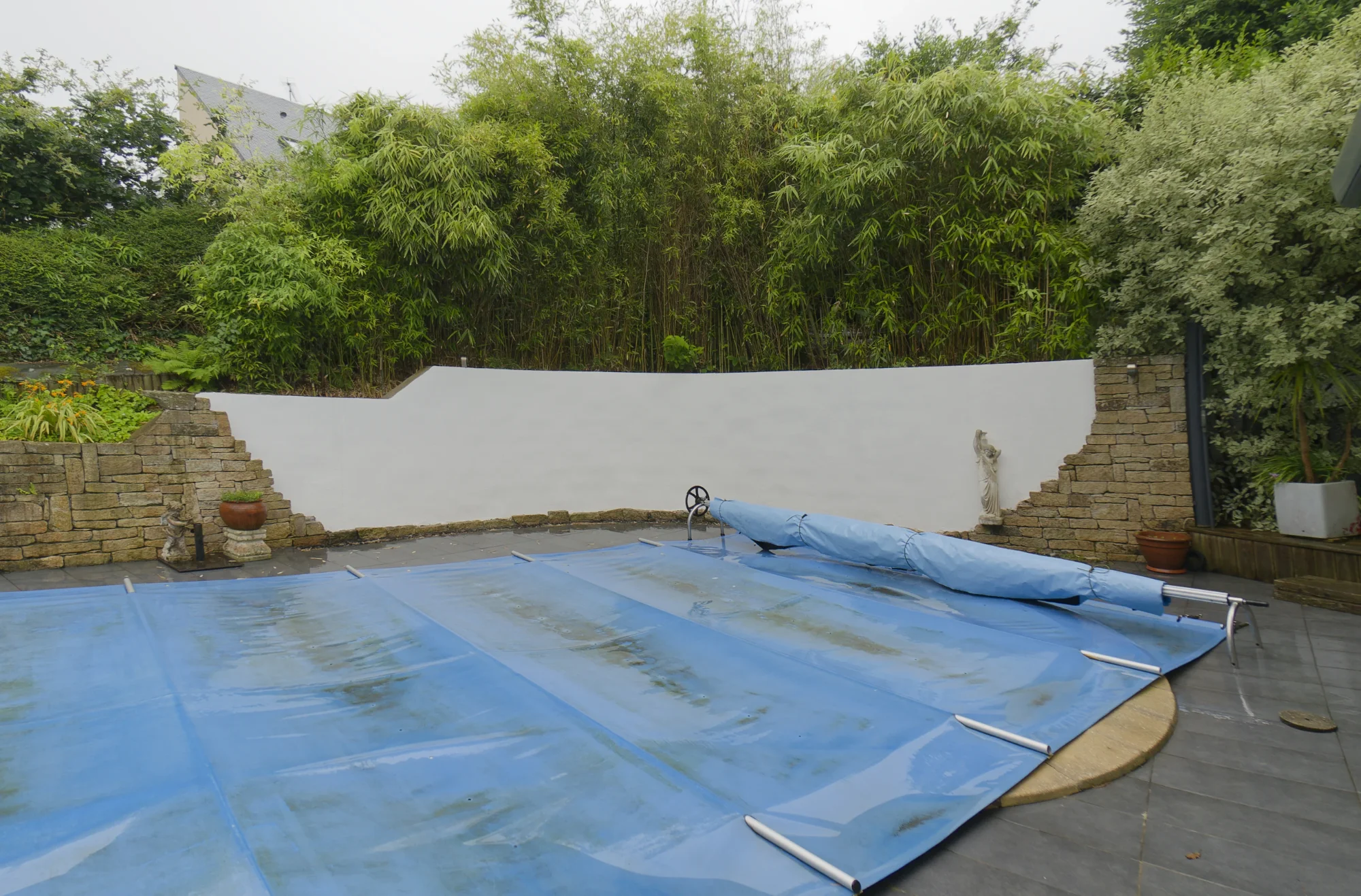 Mur d'enceinte de piscine à Perros-Guirec, avant la réalisation de la fresque
