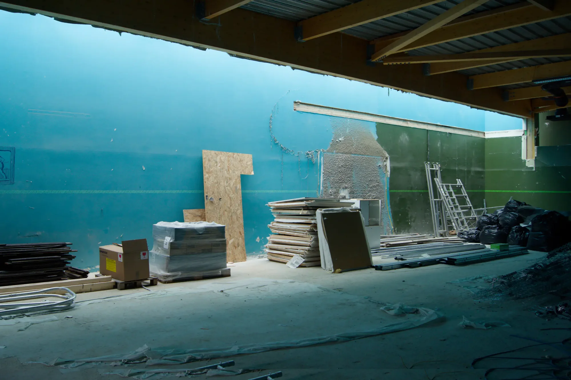 Avant travaux, salle de l'espace Nominoë à Vannes, grand mur vide.